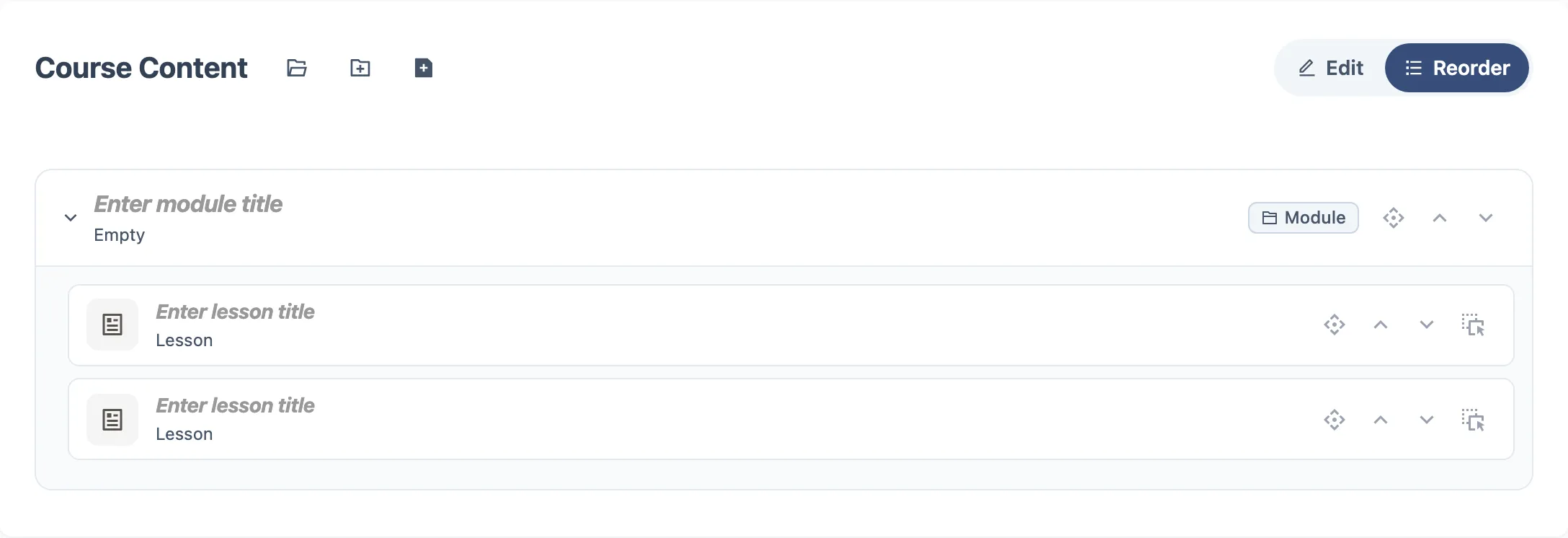 Course Content no modo Reorder: o toggle Edit/Reorder com Reorder ativo, uma linha de módulo com alça de arraste e setas para cima e para baixo, e duas linhas de lição que também têm o botão de mover para módulo.