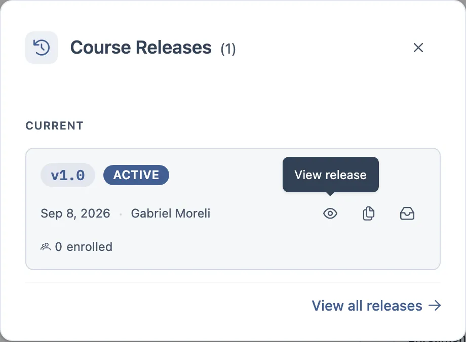 Gaveta Course Releases: um cartão CURRENT mostrando a versão com selo ACTIVE, a data de publicação, o autor, a contagem de matriculados, as ações de ver, duplicar e arquivar, e um link View all releases.