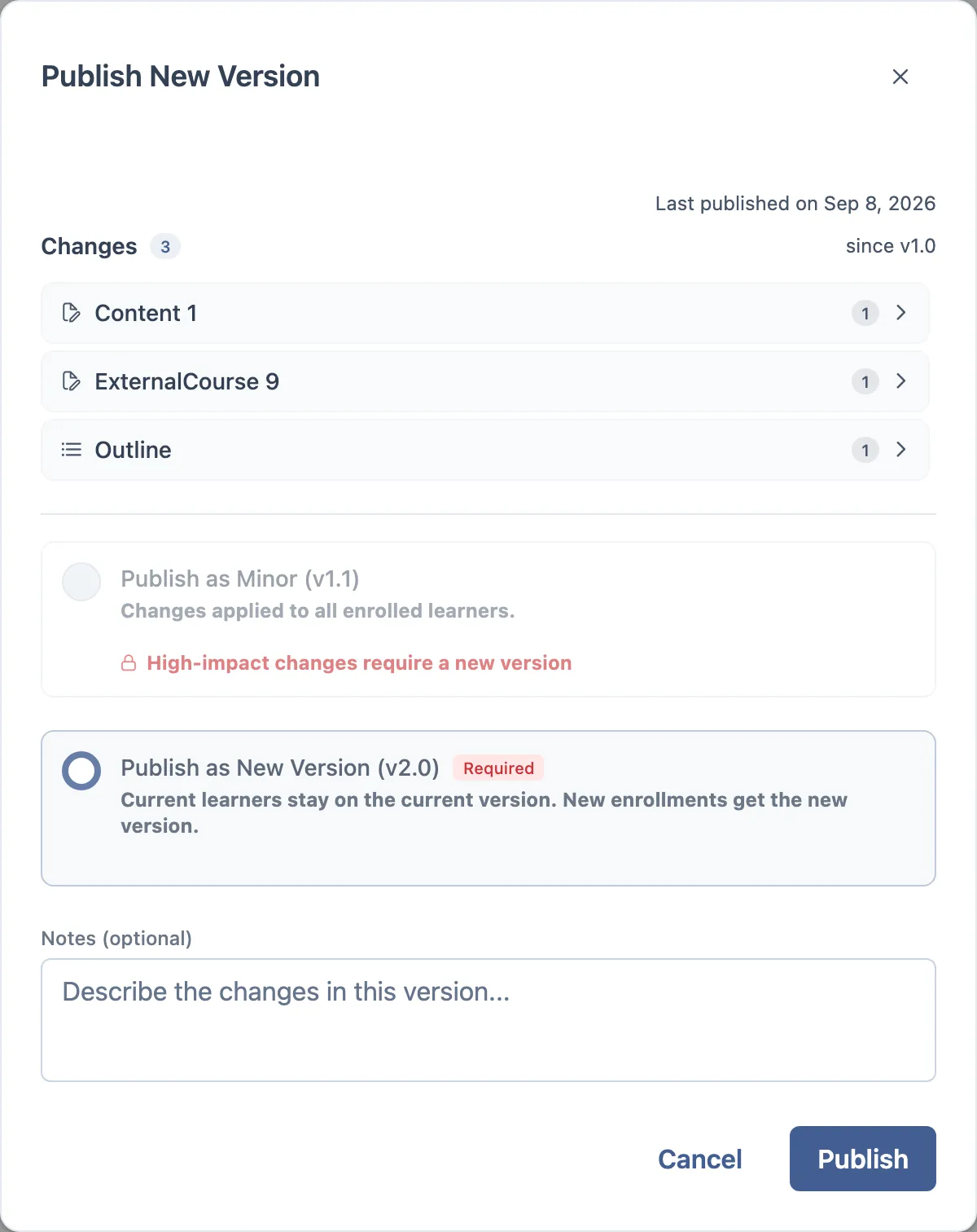 O mesmo diálogo depois de remover uma atividade: três mudanças listadas, Publish as Minor em cinza com um cadeado dizendo High-impact changes require a new version, e Publish as New Version marcado como Required.